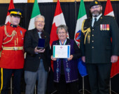 Joseph Rodolphe (Rudy) Couture a reçu l’Ordre du Yukon le 4 janvier dernier. Lors de la cérémonie, ce dernier a déclaré à l’auditoire que son mariage avec sa femme et son installation au Yukon en 1954 avaient été les meilleures décisions de sa vie. &mdash; Photo : Gouvernement du Yukon