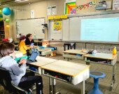 Les élèves de l’École Émilie-Tremblay découvrent avec curiosité les questions de leurs correspondant·e·s belges. &mdash; Photo : Marie-Ève Brousseau 