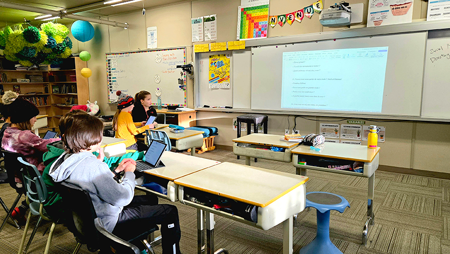 Les élèves de l’École Émilie-Tremblay découvrent avec curiosité les questions de leurs correspondant·e·s belges. &mdash; Photo : Marie-Ève Brousseau 