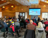 La présentation Bike Touring with Kids : A Visual Story Ride for Winter in Whitehorse avait été organisée pour partager les voyages des Gillis-Land-Murphy avec les cyclistes du Yukon, et pour encourager d’autres familles à créer leurs propres aventures à vélo. &mdash; Photo : Rébecca Fico