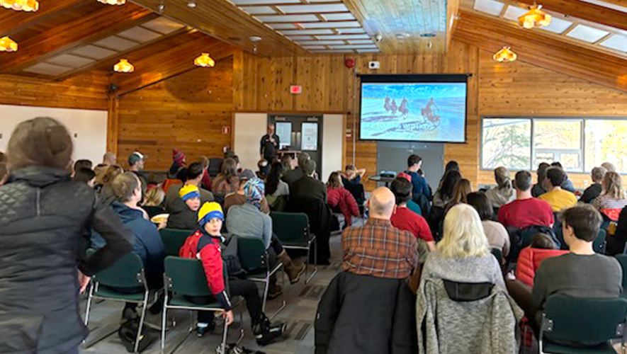 La présentation Bike Touring with Kids : A Visual Story Ride for Winter in Whitehorse avait été organisée pour partager les voyages des Gillis-Land-Murphy avec les cyclistes du Yukon, et pour encourager d’autres familles à créer leurs propres aventures à vélo. &mdash; Photo : Rébecca Fico