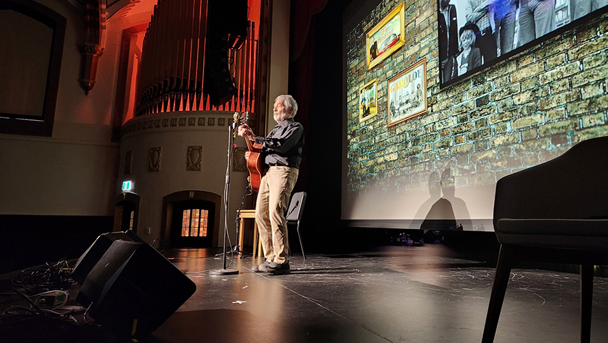 Lors de l’événement Contact Ouest, les artistes présentent des versions courtes de leurs spectacles afin de convaincre les organismes diffuseurs de les engager pour leur programmation. &mdash; Photo : Fournie