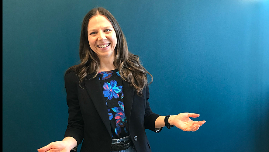 Sophie Tremblay Morissette est la nouvelle directrice de la Direction des services en français (DSF). Elle est responsable, entre autres, de l’application de la Loi sur les langues du Yukon. « Dans mes objectifs principaux, pour l’instant, je veux soutenir l’excellent travail qui se fait déjà, et bien soutenir l’équipe », assure-t-elle. &mdash; Photo : Michel Duteau