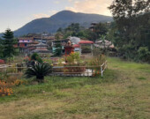 Le petit village de Besisahar sur « la mauvaise colline. » &mdash; Photo : Xavier Racine