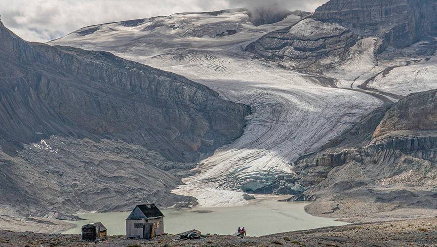 Selon le glaciologue Shawn Marshall, les lacs qui se forment au bas des glaciers peuvent compliquer l’accès des scientifiques. En photo : le glacier Peyto, en Alberta.  &mdash; Photo : Lynn Martel