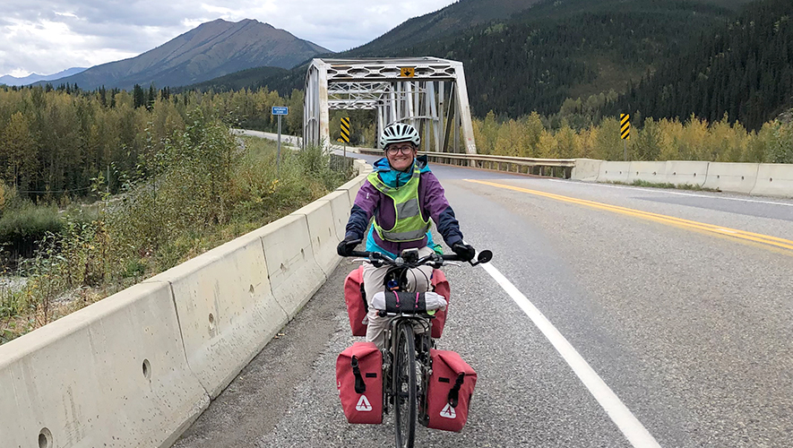Blandine Giusti et son conjoint sont venus au Yukon à vélo depuis Terre-Neuve. &mdash; Photo : Francis Savignac