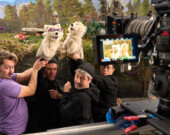 Deux semaines de tournage ont été nécessaires pour filmer la première saison de Northern Tails. Le spectacle a été produit avec une équipe composée uniquement de Yukonnais et Yukonnaises. Plusieurs ont dû suivre une formation de marionnettiste. &mdash; Photo : Fournie