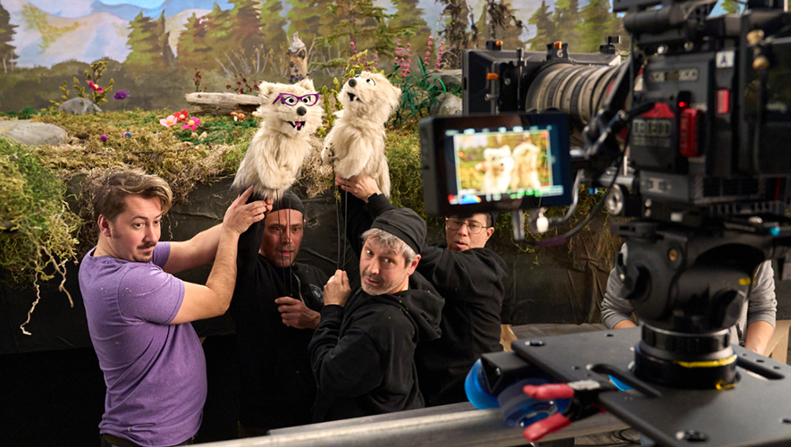 Deux semaines de tournage ont été nécessaires pour filmer la première saison de Northern Tails. Le spectacle a été produit avec une équipe composée uniquement de Yukonnais et Yukonnaises. Plusieurs ont dû suivre une formation de marionnettiste. &mdash; Photo : Fournie