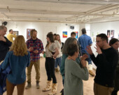 Les visiteurs et visiteuses découvrent les œuvres des artistes francophones lors du vernissage de l’exposition « Maux et Merveilles » à la galerie Arts Underground, le 7 février dernier. &mdash; Photo : Gwendoline Le Bomin