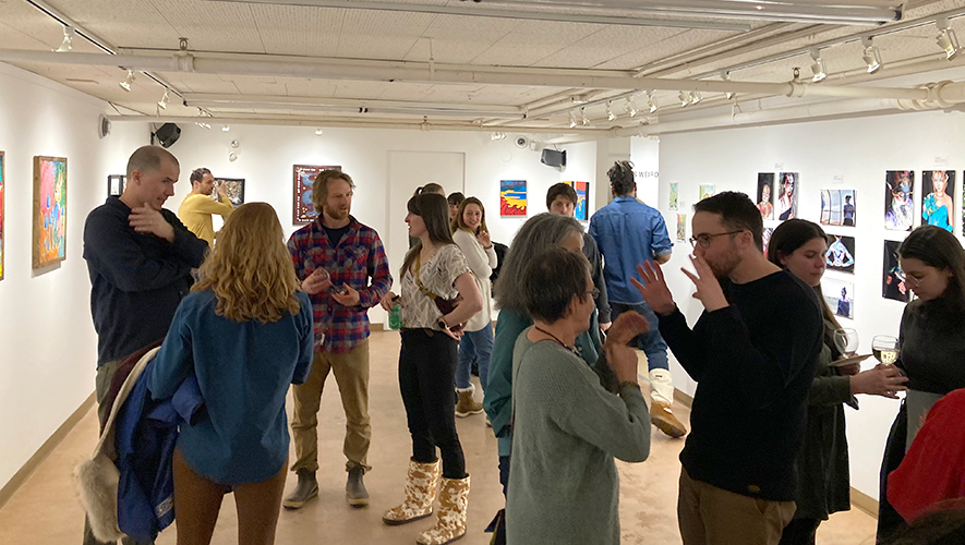 Les visiteurs et visiteuses découvrent les œuvres des artistes francophones lors du vernissage de l’exposition « Maux et Merveilles » à la galerie Arts Underground, le 7 février dernier. &mdash; Photo : Gwendoline Le Bomin