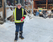 Francis Poulin devant le Freestore à Dawson, toujours prêt à faire un peu de tri et à accueillir les visiteurs et visiteuses. &mdash; Photos : Yannick Pavard