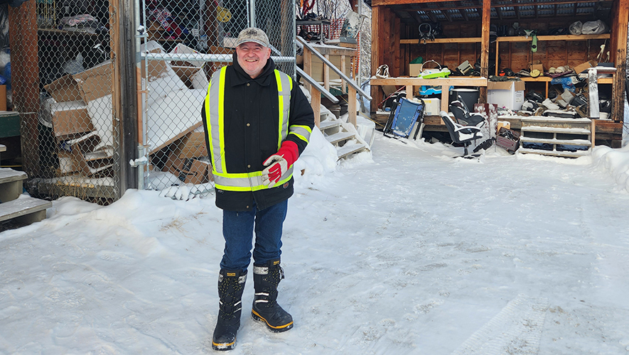 Francis Poulin devant le Freestore à Dawson, toujours prêt à faire un peu de tri et à accueillir les visiteurs et visiteuses. &mdash; Photos : Yannick Pavard