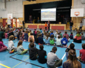 La présentation officielle de la première édition du journal étudiant de l’école Émilie-Tremblay, La Griffe du Grizzly s’est déroulée au gymnase, le 12 février dernier, devant les élèves et le personnel enseignant.  &mdash; Photo : Gwendoline Le Bomin