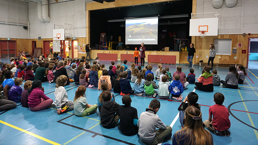La présentation officielle de la première édition du journal étudiant de l’école Émilie-Tremblay, La Griffe du Grizzly s’est déroulée au gymnase, le 12 février dernier, devant les élèves et le personnel enseignant.  &mdash; Photo : Gwendoline Le Bomin