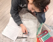 La galère de Rébecca Fico alors qu’elle complétait ses premiers devoirs de français.
 &mdash; Photo : Fournie