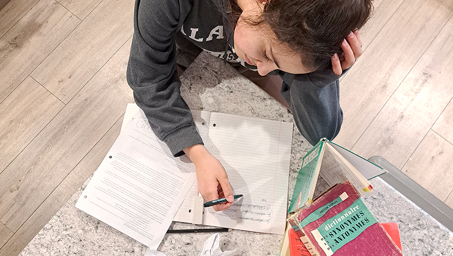 La galère de Rébecca Fico alors qu’elle complétait ses premiers devoirs de français.
 &mdash; Photo : Fournie