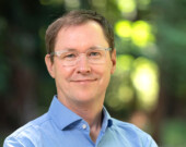 Pour Chris Tenove, directeur adjoint du Centre d’étude des institutions démocratiques de l’Université de la Colombie-Britannique à Vancouver, les citoyens devraient avoir accès à des informations fiables et exactes en tout temps.  &mdash; Photo : School of Public Policy and Global Affairs, UBC