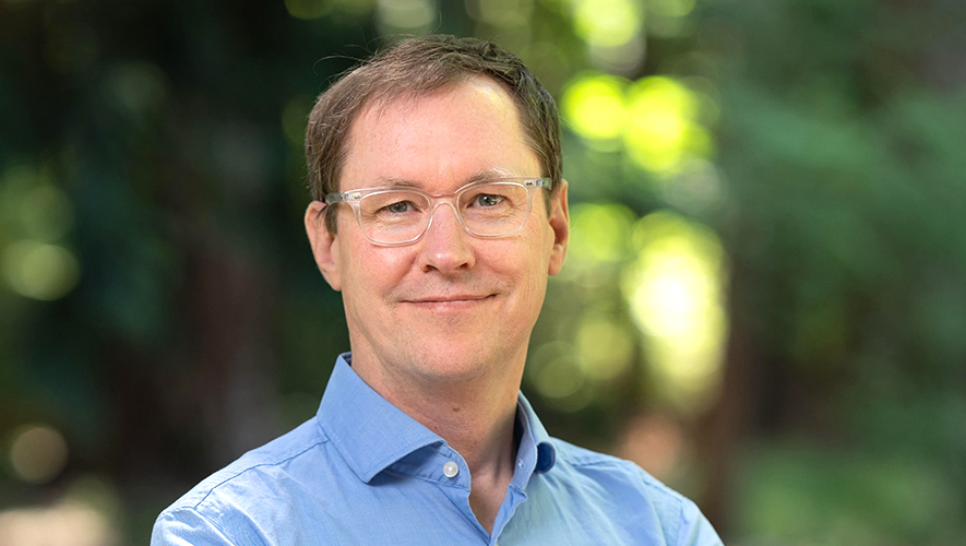 Pour Chris Tenove, directeur adjoint du Centre d’étude des institutions démocratiques de l’Université de la Colombie-Britannique à Vancouver, les citoyens devraient avoir accès à des informations fiables et exactes en tout temps.  &mdash; Photo : School of Public Policy and Global Affairs, UBC