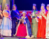 Danielle Lang, Miss Porter Creek Super A (au centre), est la nouvelle reine du festival Rendezvous. La cérémonie de couronnement s’est déroulée le 22 février dernier au Centre culturel Kwanlin Dün. &mdash; Photo : Gwendoline Le Bomin