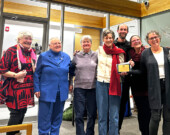 Cécile Sias, Hélène Lapensée, Suzanne Labelle, Denise Beauchamp, Vincent Bonnay, Sylvie Binette et Edith Babin ont reçu le prix de l’innovation, de l’éducation et de l’engagement communautaire de la Yukon Historical & Museums Association pour le projet de baladodiffusion Récits de vies de nos aînés franco-yukonnais au nom de la Société d’histoire francophone du Yukon (SHFY). &mdash; Photo : Maryne Dumaine