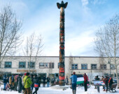 L’année dernière, un rassemblement a été organisé au totem de guérison au centre-ville de Whitehorse, ainsi qu’une marche en solidarité avec les Palestiniennes. Un match de hockey féminin avait également été projeté au Gold Pan Saloon à Whitehorse.  &mdash; Photo : Élodie Bernard