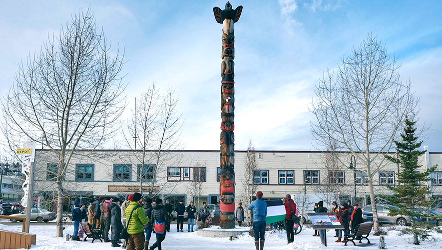 L’année dernière, un rassemblement a été organisé au totem de guérison au centre-ville de Whitehorse, ainsi qu’une marche en solidarité avec les Palestiniennes. Un match de hockey féminin avait également été projeté au Gold Pan Saloon à Whitehorse.  &mdash; Photo : Élodie Bernard