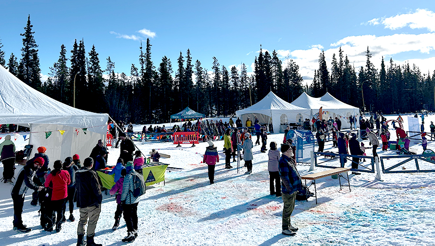 Le Festival nordique de Whitehorse a rassemblé plusieurs centaines de personnes de la communauté pour une journée de plein air et d’activités hivernales. &mdash; Photo : Maryne Dumaine