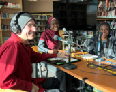 À Yellowknife, Sokhna Asta Mbacke et Sylvanie Kemche-Wache à Yellowknife se sont prêtées avec joie à l’exercice de l’entrevue journalistique, accompagnées d’André Beaupré, moniteur de langue.  &mdash; Photo : Elodie Roy
