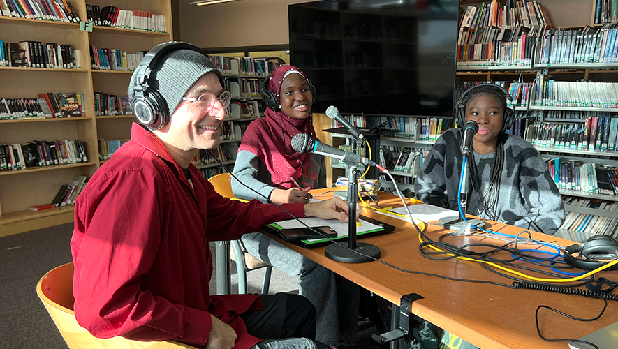À Yellowknife, Sokhna Asta Mbacke et Sylvanie Kemche-Wache à Yellowknife se sont prêtées avec joie à l’exercice de l’entrevue journalistique, accompagnées d’André Beaupré, moniteur de langue.  &mdash; Photo : Elodie Roy