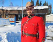 Colin Lanthier-Dubois en tunique cérémoniale devant le poste de police de Mayo. &mdash; Photo : Yannick Pavard