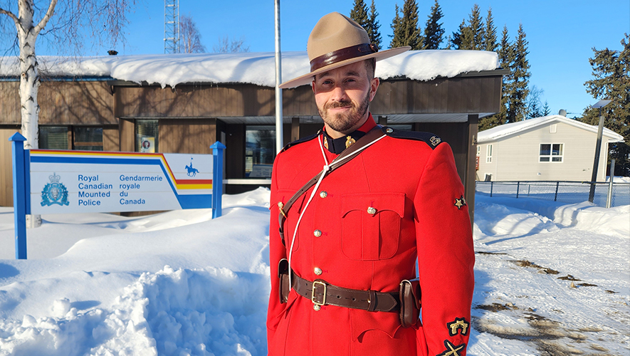 Colin Lanthier-Dubois en tunique cérémoniale devant le poste de police de Mayo. &mdash; Photo : Yannick Pavard