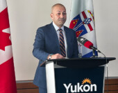 Le premier ministre du Yukon, Ranj Pillai, a affirmé que beaucoup d’enjeux restent incertains à l’heure actuelle, et qu’il espère que le gouvernement américain reviendra sur ses décisions. &mdash; Photo : Maryne Dumaine