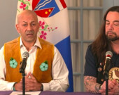 Le premier ministre du Yukon, Ranj Pillai (à gauche), et le grand chef du Conseil des Premières Nations du Yukon, Peter Johnston, ont fait part de leur unité à l’issue du Yukon Forum le 7 mars 2025 à Whitehorse. &mdash; Photo : Capture d’écran 