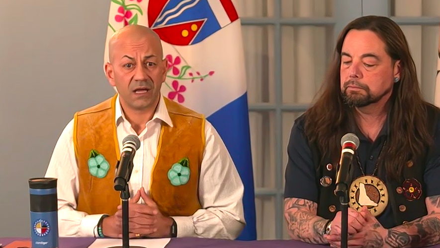 Le premier ministre du Yukon, Ranj Pillai (à gauche), et le grand chef du Conseil des Premières Nations du Yukon, Peter Johnston, ont fait part de leur unité à l’issue du Yukon Forum le 7 mars 2025 à Whitehorse. &mdash; Photo : Capture d’écran 