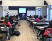 Un souper-conférence sur le thème de l’autisme et de l’anxiété a eu lieu le 27 mars dernier dans les locaux du YukonStruct. Une vingtaine de personnes y a assisté. La conférencière, Valérie Jessica Laporte, a également présenté son dernier livre, <em>Autisme et anxiété</em>. &mdash; Photo : Gwendoline Le Bomin