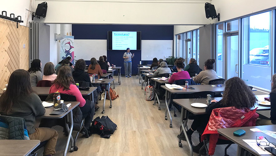Un souper-conférence sur le thème de l’autisme et de l’anxiété a eu lieu le 27 mars dernier dans les locaux du YukonStruct. Une vingtaine de personnes y a assisté. La conférencière, Valérie Jessica Laporte, a également présenté son dernier livre, <em>Autisme et anxiété</em>. &mdash; Photo : Gwendoline Le Bomin