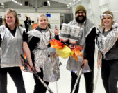 Les Hackstronauts en orbite!
 &mdash; Photo : Club de curling
