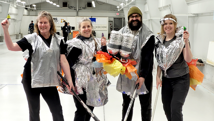Les Hackstronauts en orbite!
 &mdash; Photo : Club de curling