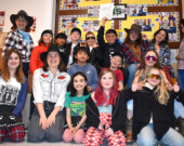 La classe de 5e année de Jaimie Hale (École Robert-Service à Dawson) déguisée à l’occasion de la finale de la Manie Musicale, édition 2025. &mdash; Photo : Yannick Pavard