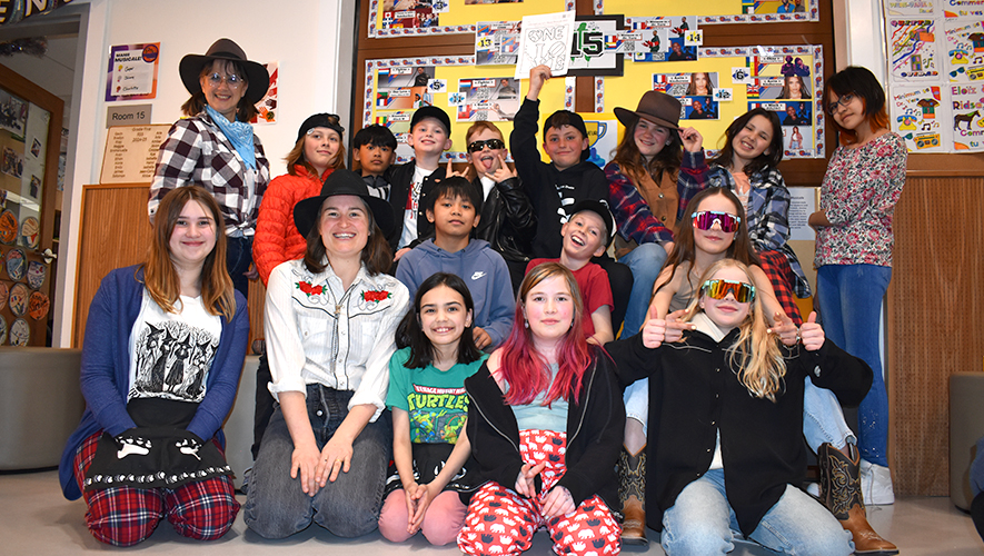 La classe de 5e année de Jaimie Hale (École Robert-Service à Dawson) déguisée à l’occasion de la finale de la Manie Musicale, édition 2025. &mdash; Photo : Yannick Pavard