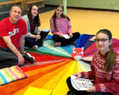 Iris, Camille et Chloé, avec Andrew Whittaker, responsable de la programmation pour la bibliothèque publique de Whitehorse.  &mdash; Photo : Sandra St-Laurent