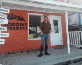 Pour Jesse Cook, propriétaire de l’entreprise The Klondike Experience, ce nouveau partenariat représente une opportunité. Basée à Dawson, l’entreprise organise des visites guidées en bus, propose des expériences d’une ou plusieurs journées, offre des solutions de transport ou aide les visiteurs à organiser leurs propres aventures. &mdash; Photo : Yannick Pavard