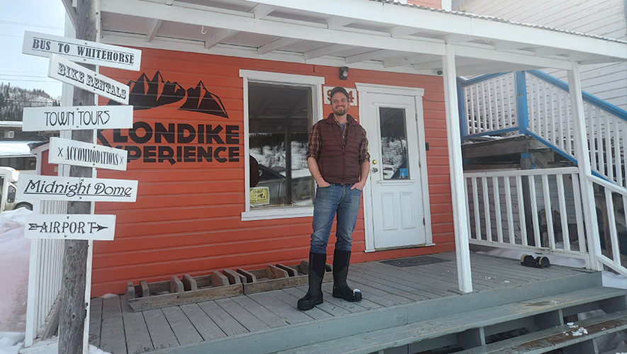 Pour Jesse Cook, propriétaire de l’entreprise The Klondike Experience, ce nouveau partenariat représente une opportunité. Basée à Dawson, l’entreprise organise des visites guidées en bus, propose des expériences d’une ou plusieurs journées, offre des solutions de transport ou aide les visiteurs à organiser leurs propres aventures. &mdash; Photo : Yannick Pavard