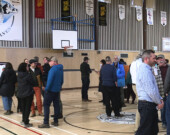 Plusieurs membres de la communauté se sont présentés à l’École élémentaire de Takhini le 10 avril dernier pour la soirée portes ouvertes de l’École élémentaire de Whitehorse. &mdash; Photo : Rébecca Fico