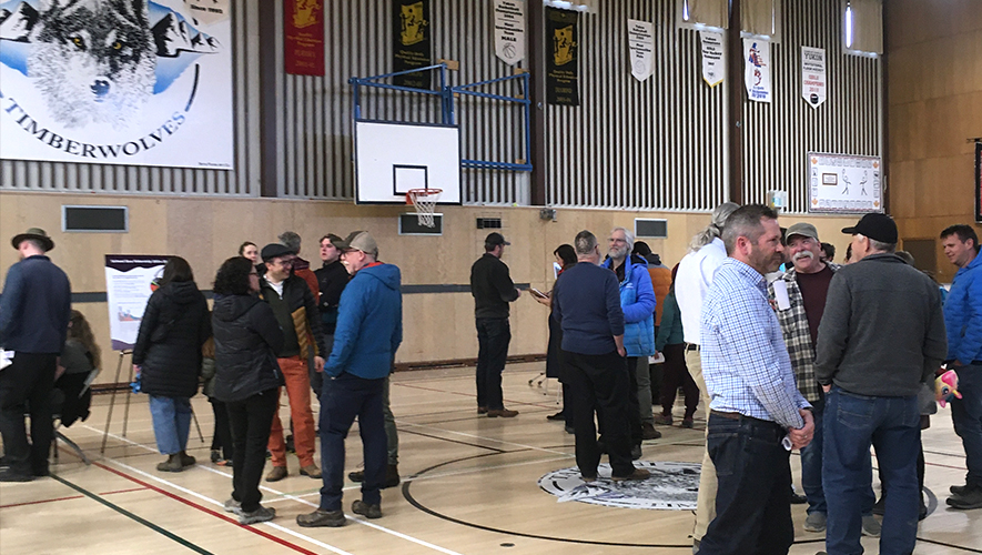 Plusieurs membres de la communauté se sont présentés à l’École élémentaire de Takhini le 10 avril dernier pour la soirée portes ouvertes de l’École élémentaire de Whitehorse. &mdash; Photo : Rébecca Fico