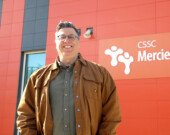 Hugo Bergeron a 24 ans d’expérience en éducation. Il explique que l’ouverture de l’école secondaire sur sa communauté, et aussi sur le monde, est un pilier du PEI, que le CSSC est en train d’implanter. &mdash; Photo : Maryne Dumaine