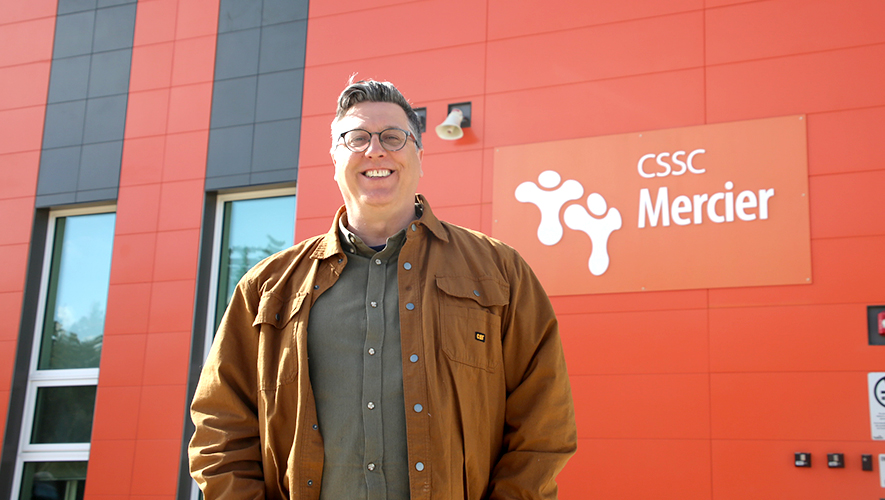 Hugo Bergeron a 24 ans d’expérience en éducation. Il explique que l’ouverture de l’école secondaire sur sa communauté, et aussi sur le monde, est un pilier du PEI, que le CSSC est en train d’implanter. &mdash; Photo : Maryne Dumaine