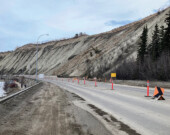 Fin mars, les équipes de la Ville ont déplacé les voies de circulation de la voie Robert Service pour les éloigner du pied de l’escarpement. Des panneaux numériques et des blocs sont en place aux deux extrémités de la zone, au cas où la route devrait être fermée. &mdash; Photo : Gwendoline Le Bomin