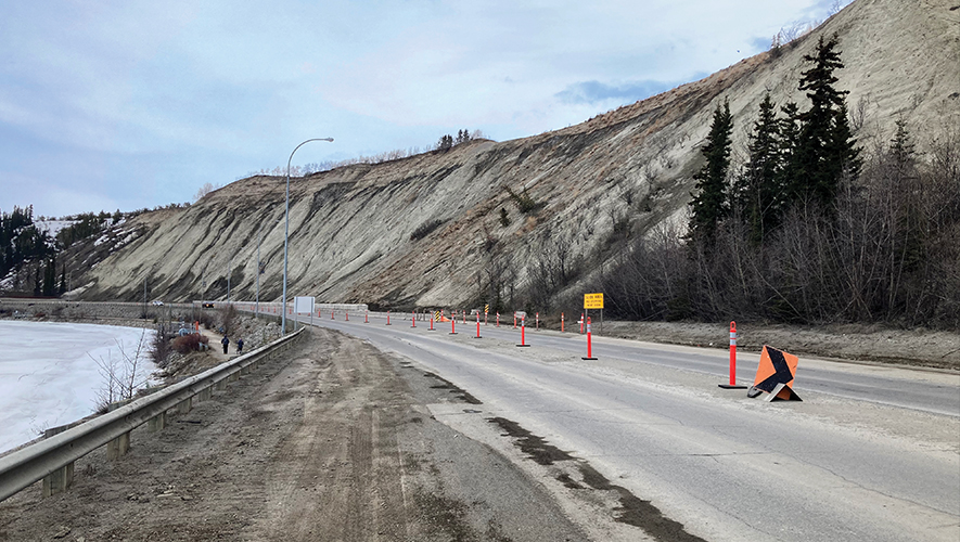 Fin mars, les équipes de la Ville ont déplacé les voies de circulation de la voie Robert Service pour les éloigner du pied de l’escarpement. Des panneaux numériques et des blocs sont en place aux deux extrémités de la zone, au cas où la route devrait être fermée. &mdash; Photo : Gwendoline Le Bomin