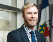 Tom McLennan, conseiller de la ville de Yellowknife, fait partie des 124 élus municipaux qui ont signé une lettre ouverte aux chef.fes des six partis politiques fédéraux afin de demander des actions concrètes face aux risques croissants du réchauffement climatique, qui touchent directement les municipalités canadiennes.  &mdash; Photo : Angela Gzowski
